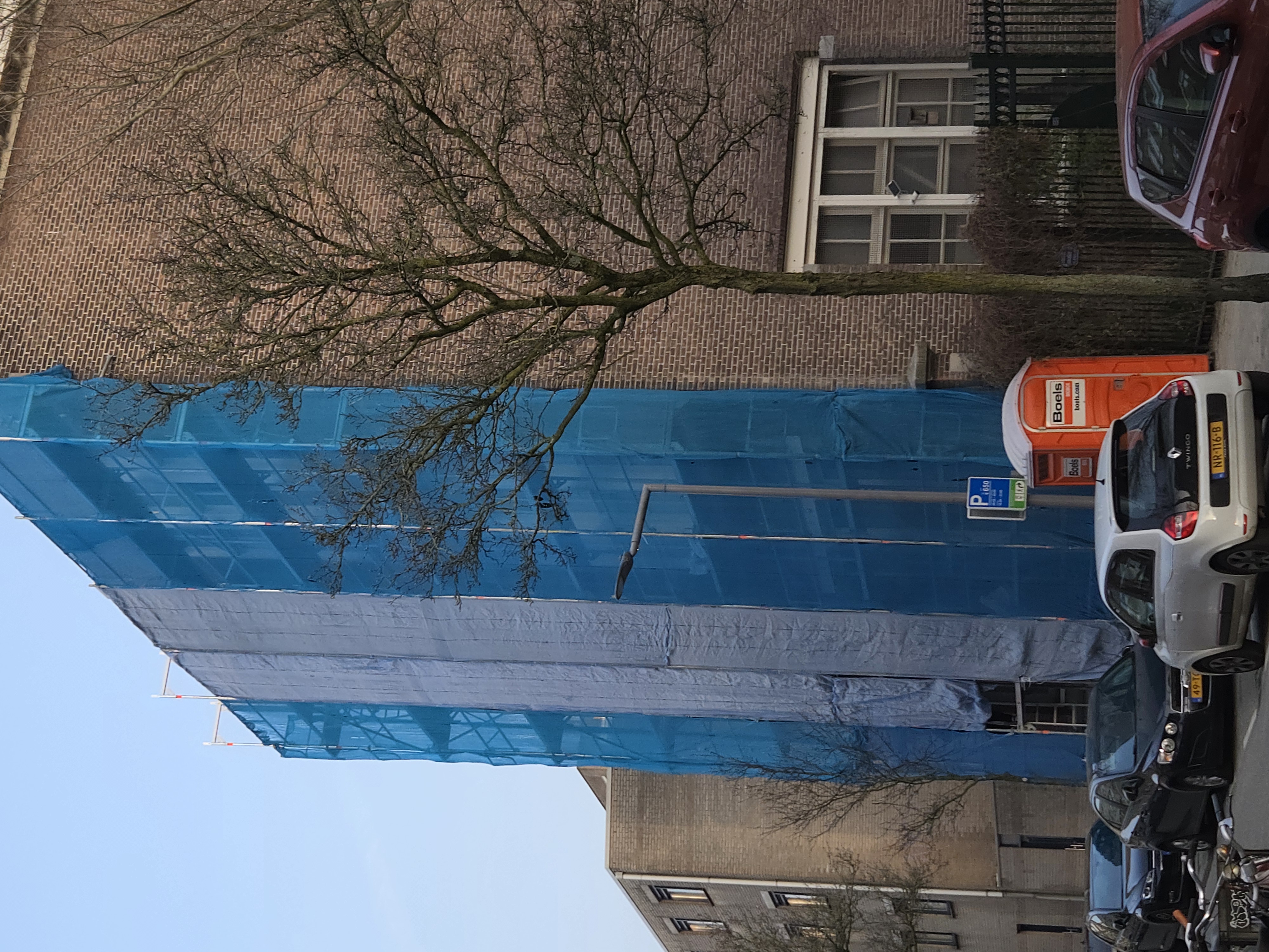 Veiligheidsdoek bij hoge steiger in stadscentrum