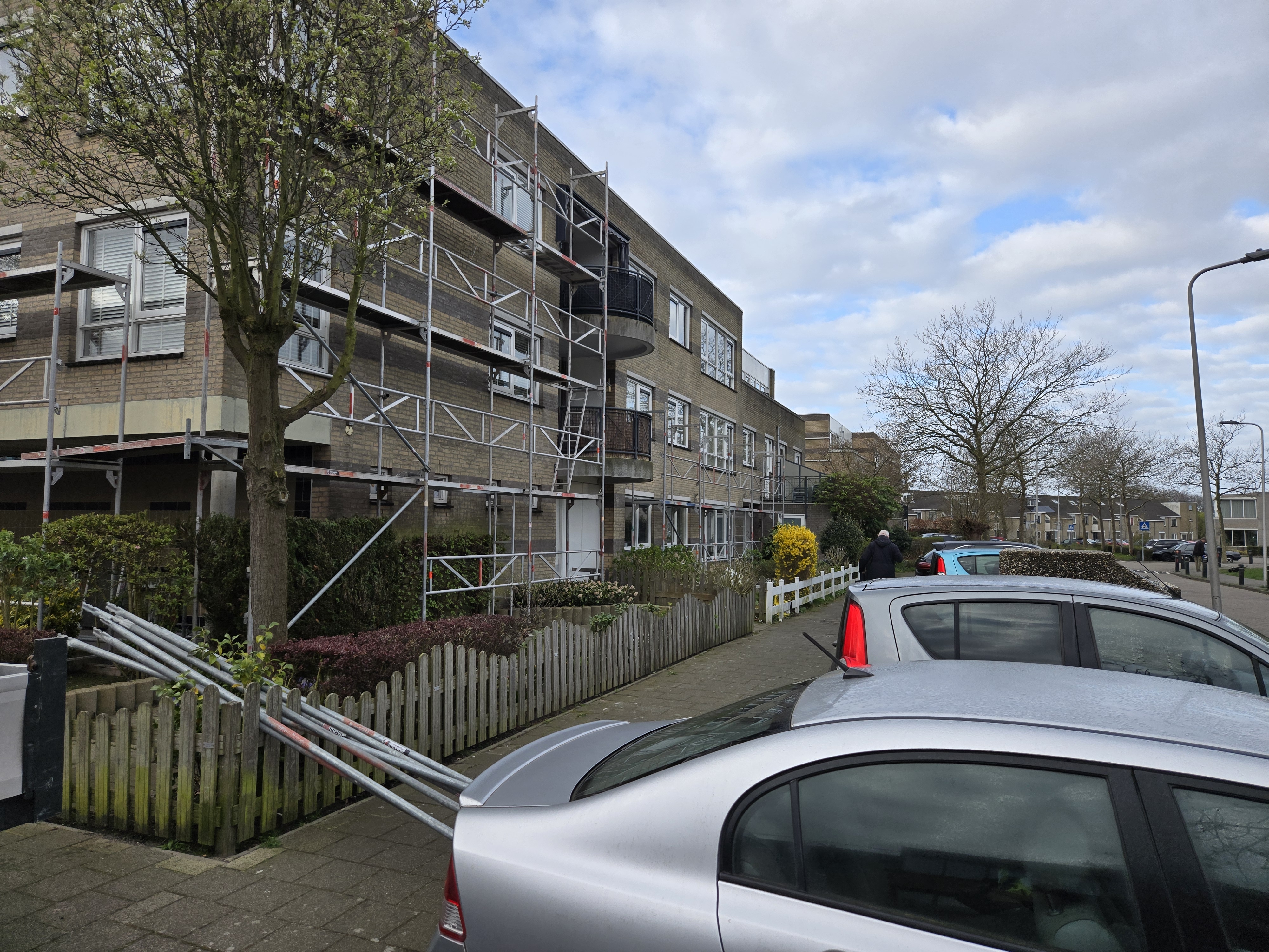 Steiger bij appartementencomplex