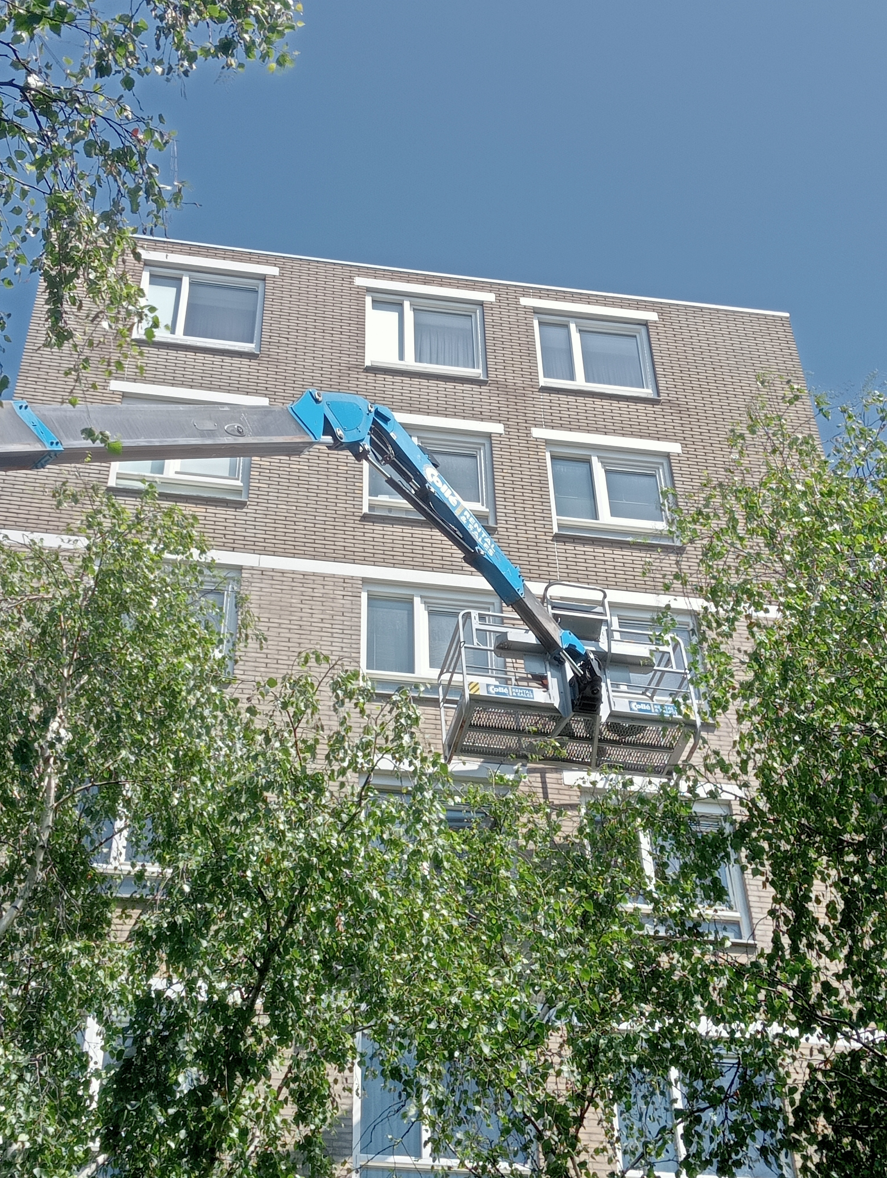 Hoogwerker bij flatgebouw