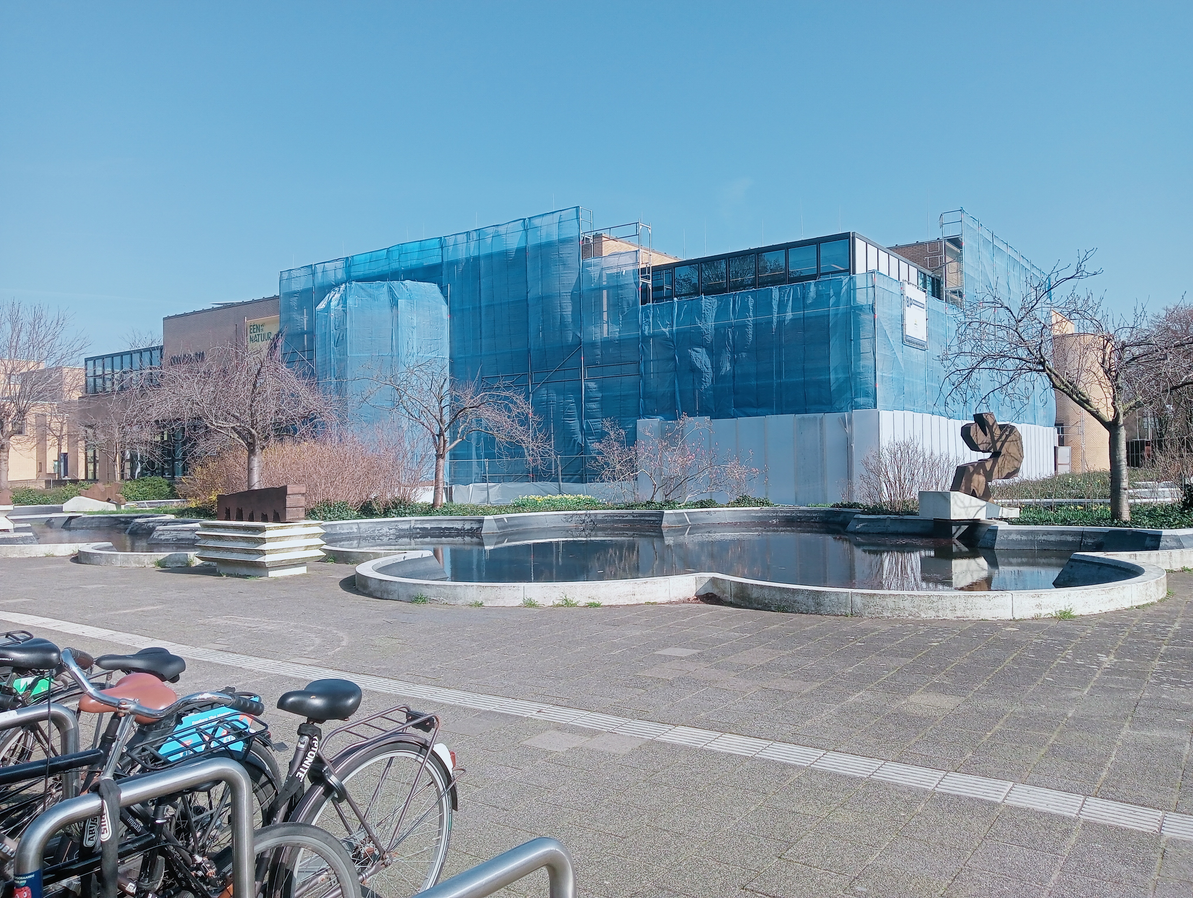Steiger bij publiek gebouw